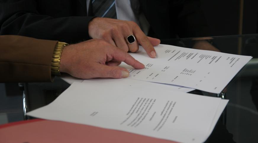 Gebruik van bepaalde bedingen in de vastgoedbemiddelingsovereenkomsten gesloten tussen ondernemingen en consumenten